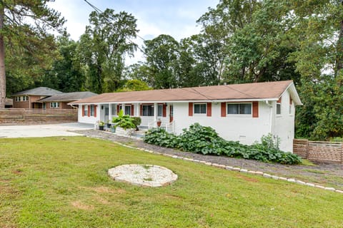 9 Mi to Downtown Atlanta: Home w/ Deck + Yard! House in Panthersville