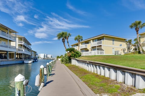 2 Mi to HarborWalk Village: Cozy Condo w/ Balcony Apartment in Destin