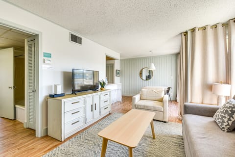 2 Mi to HarborWalk Village: Cozy Condo w/ Balcony Apartment in Destin