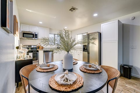 Easy Walk to Dtwn Gilbert, Family-Friendly Oasis! House in Gilbert