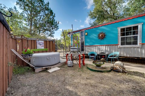 Walk to Lake Travis: Austin Tiny Home w/ Hot Tub! Apartment in Lake Travis
