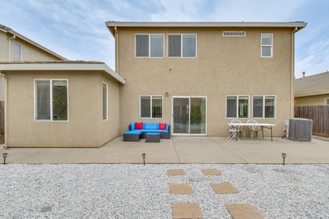 7 Mi to Lake Yosemite: Family Home w/ Fenced Yard House in Merced
