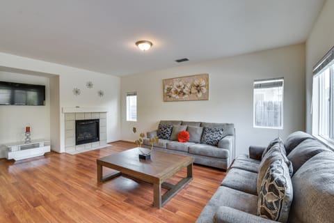 7 Mi to Lake Yosemite: Family Home w/ Fenced Yard House in Merced