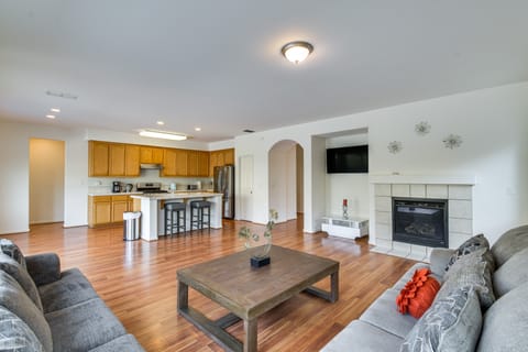 7 Mi to Lake Yosemite: Family Home w/ Fenced Yard House in Merced