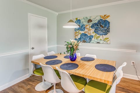 1 Mi to Cherry Grove Beach: Quiet Escape w/ Deck Apartment in North Myrtle Beach