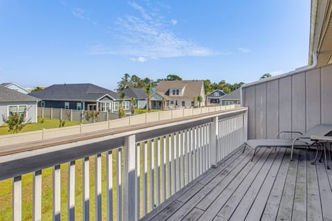 1 Mi to Cherry Grove Beach: Quiet Escape w/ Deck Apartment in North Myrtle Beach