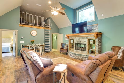 Walk to Marina: Center Hill Lake Home w/ Hot Tub House in Center Hill Lake