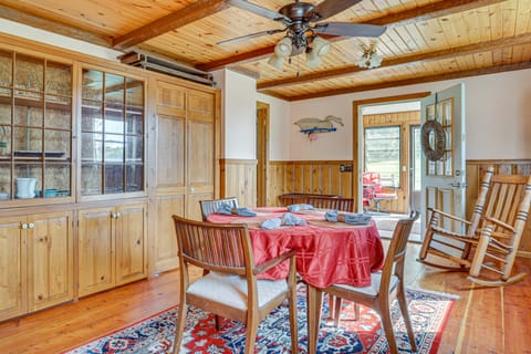 Near Mississippi River! Countryside Family Retreat House in Iowa