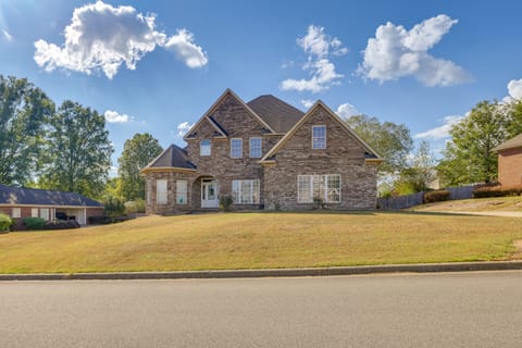 8 Mi to University of Alabama: Family Home w/ Yard House in Alabama