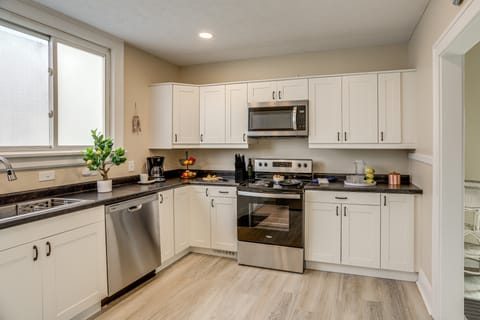 1 Mi to Cedar Point: Family Getaway w/ Porch! House in Sandusky