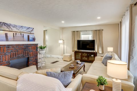 1 Mi to Cedar Point: Family Getaway w/ Porch! House in Sandusky