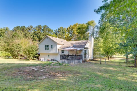 Easy I-20 Access to ATL: Suburban Retreat w/ Yard House in Douglasville