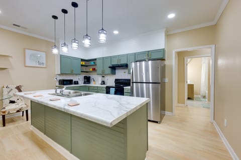 < 10 Mi to UAB: Birmingham Group Getaway House in Birmingham