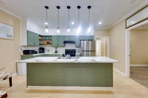 < 10 Mi to UAB: Birmingham Group Getaway House in Birmingham