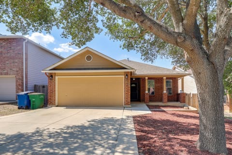 San Antonio Area Home w/ Deck, 14 Mi to Dtwn! House in San Antonio