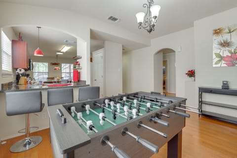 San Antonio Area Home w/ Deck, 14 Mi to Dtwn! House in San Antonio