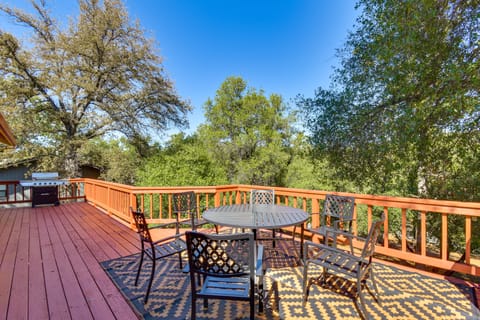 Game Room + Bar: Wooded Pine Mountain Lake Retreat House in Groveland