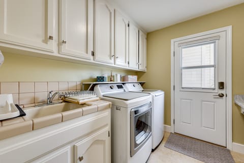 Golf, Hike, Explore: Apt 9 Mi to Dtwn Fresno! Apartment in Fresno