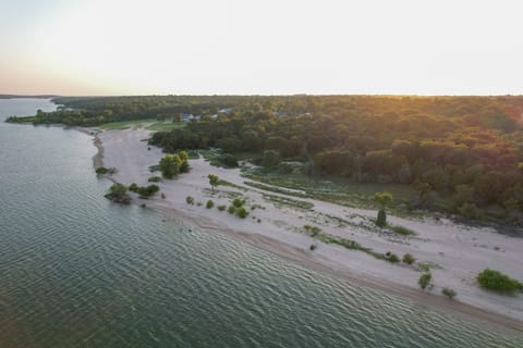 New Home, Short Walk to Lake Texoma’s Sandy Shores House in Lake Texoma