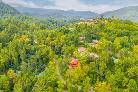 Pool Table & Hot Tub! Home 1 Mi to GSM Nat'l Park House in Gatlinburg