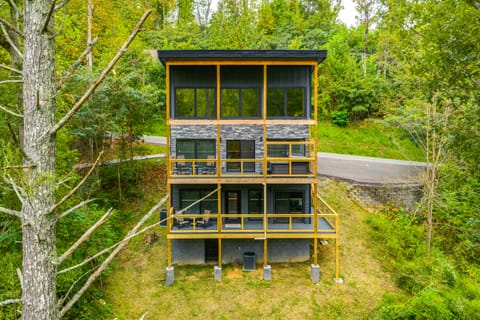 Pool Table & Hot Tub! Home 1 Mi to GSM Nat'l Park House in Gatlinburg