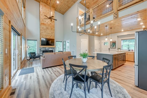 Pool Table & Hot Tub! Home 1 Mi to GSM Nat'l Park House in Gatlinburg