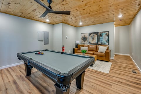 Pool Table & Hot Tub! Home 1 Mi to GSM Nat'l Park House in Gatlinburg