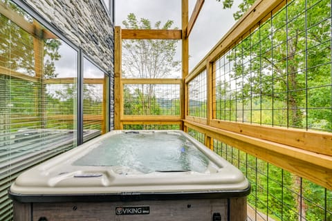 Pool Table & Hot Tub! Home 1 Mi to GSM Nat'l Park House in Gatlinburg