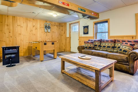 Hike, Ski & Relax: Renovated Retreat in Wilmington House in Wilmington