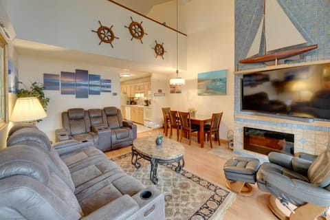 Fish & Whale Watch: Otter Rock Gem w/ Beach Access Apartment in Otter Rock