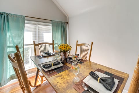 Walk to Coventry Village: Charming Top-Floor Unit! Apartment in Cleveland Heights