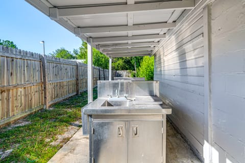 Sleek Studio Bunk 2 Mi to Chassahowitzka River! Apartment in Florida