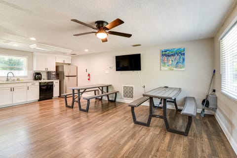 2 Mi to 7 Sisters Springs! Home w/ Resort Perks House in Florida