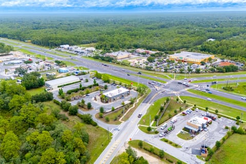 2 Mi to 7 Sisters Springs! Home w/ Resort Perks House in Florida