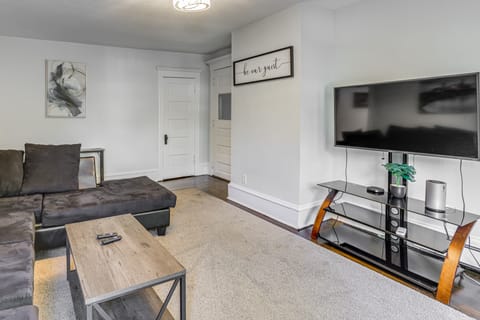 2 Mi to Dtwn! Walkable Minneapolis Apt w/ Deck Apartment in Minneapolis