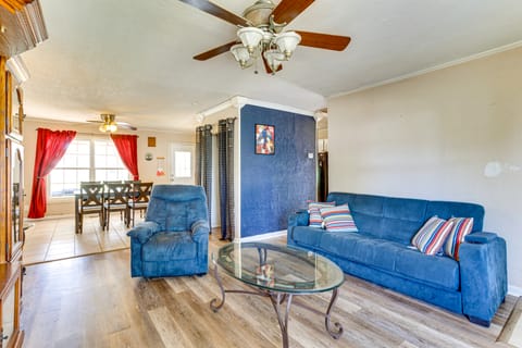 2 Mi to Fort Sill: Quiet Family Retreat w/ Yard House in Lawton