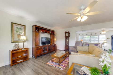 Walk to The Cove! Central Deerfield Beach Home House in Deerfield Beach
