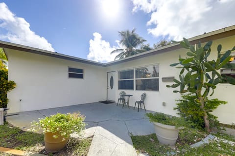 Walk to The Cove! Central Deerfield Beach Home House in Deerfield Beach