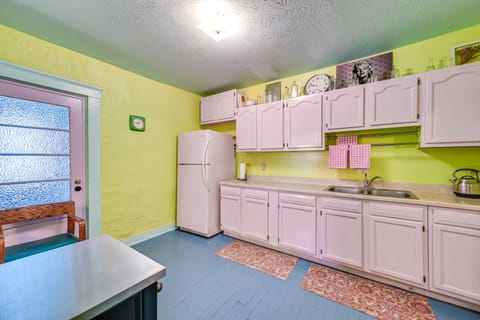5 Blocks to Dtwn Louisville: Colorful Guesthouse Apartment in Jefferson County