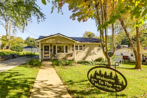Walk to Frog Level Historic District! Home w/ Deck House in Waynesville