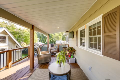 Walk to Frog Level Historic District! Home w/ Deck House in Waynesville