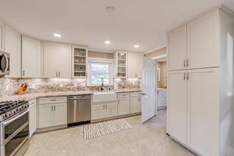 Walk to Frog Level Historic District! Home w/ Deck House in Waynesville