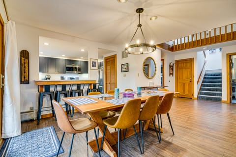 6 Mi to Okemo! Family Townhome in Lakeside Resort Apartment in Plymouth