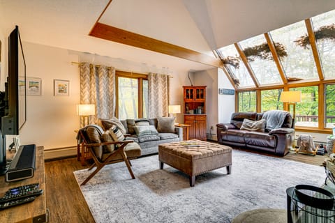 6 Mi to Okemo! Family Townhome in Lakeside Resort Apartment in Plymouth