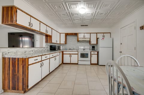 Cape Canaveral Escape 1 Mi to Cocoa Beach Pier! Apartment in Cape Canaveral