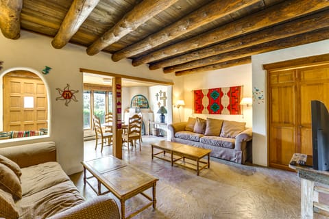 8 Mi to Taos Ski Valley! Peaceful Mtn-View Condo Apartment in New Mexico