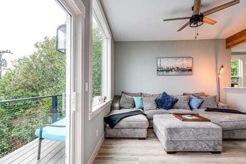 Astoria Home Base w/ River Views, 3 Mi to Dtwn! Apartment in Astoria