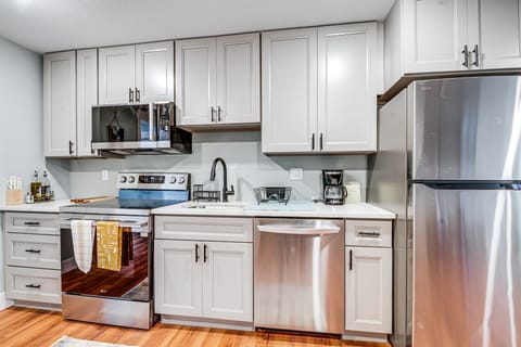 4 Blocks to Riverwalk: Updated Astoria Studio Apartment in Astoria