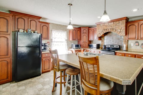 Quiet Family Home in Headland w/ Games & Yard House in Alabama