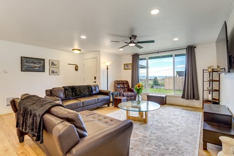 Water Views & Hot Tub: 'Kim's Kastle' in Stanwood! House in Camano Island